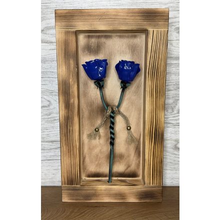 Kovácsoltvas csavart rózsapár BOROVI fenyőfa keretben - kék/zöld antik