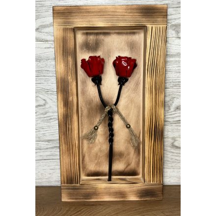 Kovácsoltvas csavart rózsapár BOROVI fenyőfa keretben - vörös/fekete