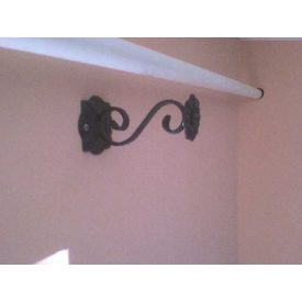 Kovácsoltvas karnis konzol